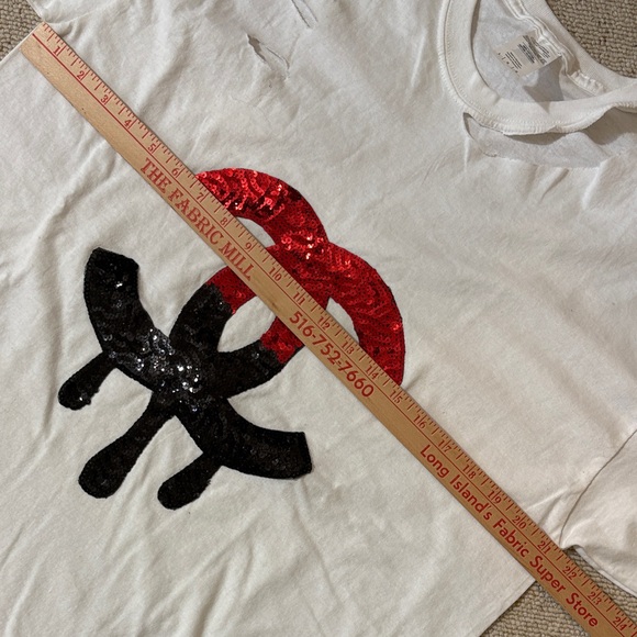 NWOT White Tee with Red and Black Sequin Appliqué Design - Picture 8 of 9